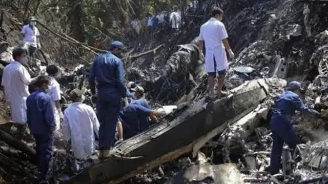 Diyaaradda ayaa ku burburtay meel buuro ah