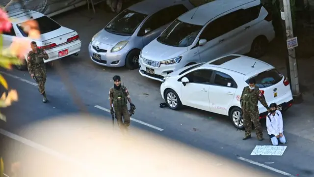 အာဏာသိမ်းပြီးနောက် ဆန္ဒပြသူတွေကိုဖမ်းဆီးနေတဲ့ မြန်မာစစ်တပ်ဖွဲ့ဝင်တွေ