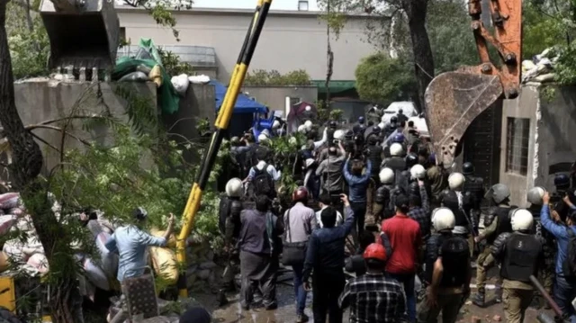 Han'ın Lahor'daki evine iş makineleri ile girildi