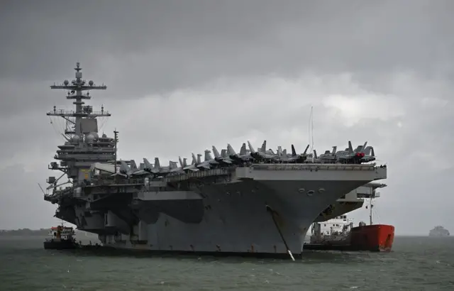 Kapal induk USS George HW Bush.