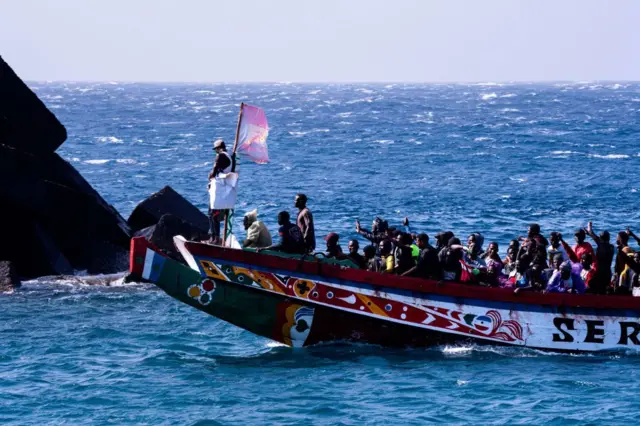 Des migrants sur une pirogue en mer