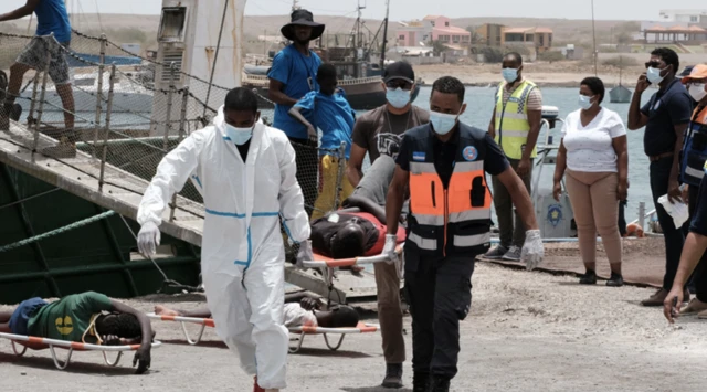Des rescapés évacués sur des civières 