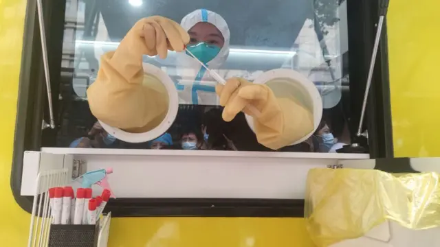 a worker working with Covid sample