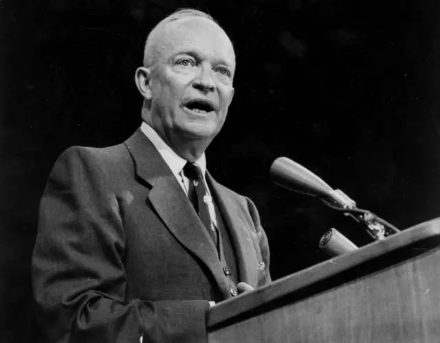 Dwight Eisenhower dando un discurso