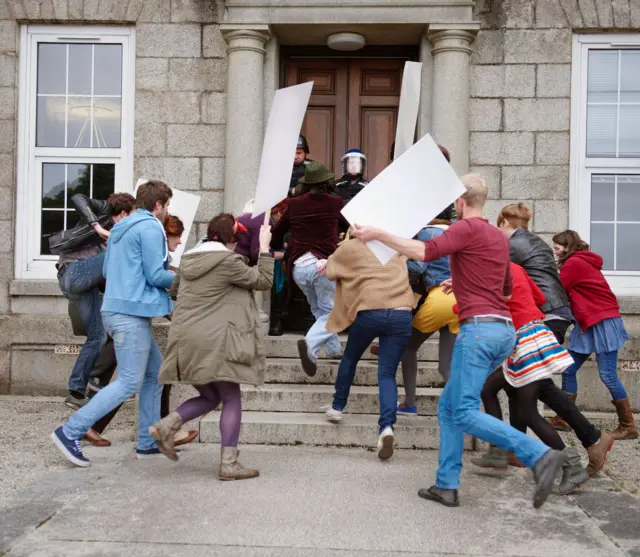 محل اقامت پناهجویان از جمله مکانهایی بود که هدف حمله قرار گرفت