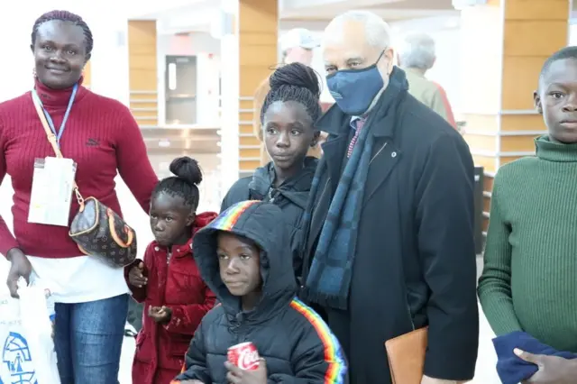 ዶ/ር ጸሃየ ምስ ኣፍሪቃውያን ስደተኛታት