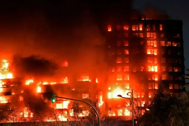 El edificio en llamas