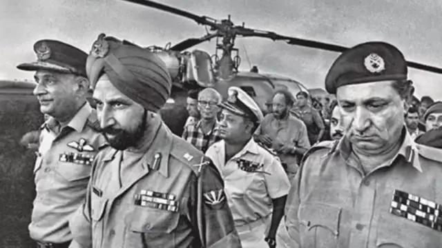 ১৯৭১ সালের ১৬ই ডিসেম্বর ভারতীয় সেনা কর্মকর্তা জেনারেল অরোরাকে স্বাগত জানাচ্ছেন পূর্ব পাকিস্তানের সেনা কমান্ডার জেনারেল নিয়াজী