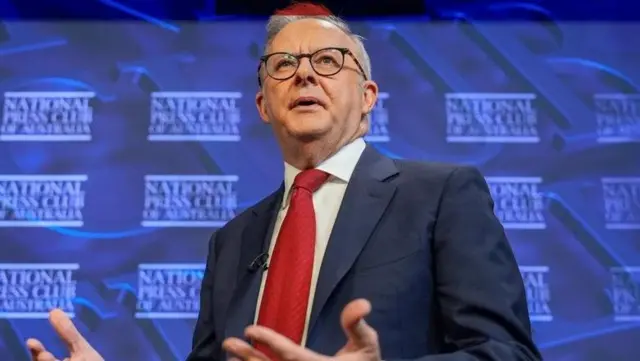 برخی تحلیلگران می‌گویند که اقدامات دونالد ترامپ در واقع می‌تواند به آلبانیز کمک کند، زیرا به نظر می‌رسد که رای‌دهندگان در این شرایط بحرانی گرد او جمع می‌شوند