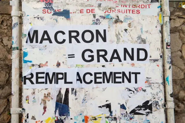 ملصق كُتب عليه "ماكرون يساوي الاستبدال العظيم".