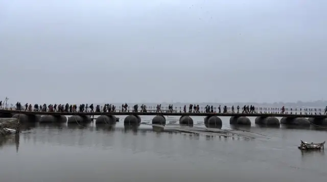 कुंभमेळ्याची सुरुवात होण्यापूर्वी यमुना आणि गंगा नदीमध्ये कचरा आणि इतर घाण दिसते आहे.