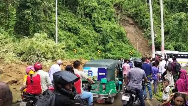 রাঙামাটির-বান্দরবান-চট্টগ্রাম সড়কের বিভিন্ন স্থানে পাহাড়ধসের ঘটনা ঘটেছে 