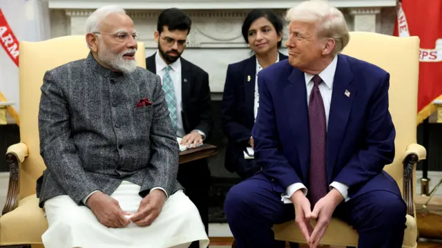 Моди и Трамп улыбаются и разговаривают в Белом доме