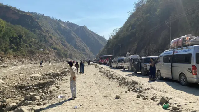 बीपी राजमार्गको क्षतिग्रस्त क्षेत्रमा सवारी साधनको लाइन