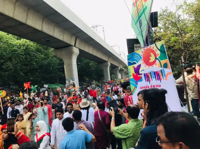 শোভাযাত্রা বিভিন্ন শ্রেণী পেশার মানুষ অংশ নিয়েছে