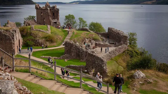 Ruínas do castelo de Urquhart, às margens do lago Ness, com diversos visitantes