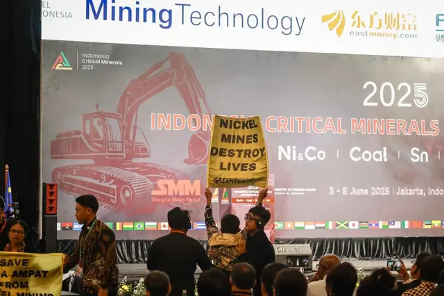 Aktivis Greenpeace Indonesia membentangkan spanduk saat berlangsungnya Indonesia Critical Minerals Conference & Expo 2025 di Jakarta, Selasa (03/06).