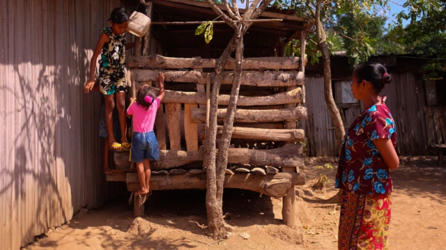 Perempuan eks pengungsi Timor Timur 