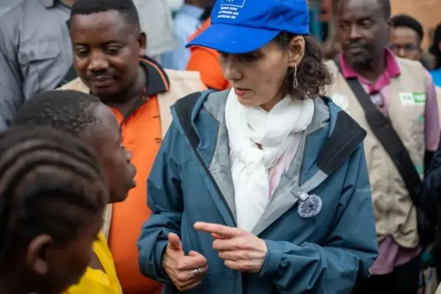 Hadja Lahbib akizungumza na watoto waliokimbia makazi yao katika kambi ya Cishemere.