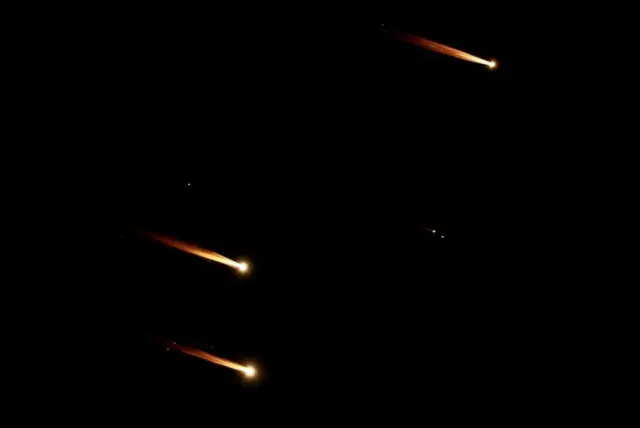 صواريخ تتطاير في السماء ليلاً، بعد أن أطلقت إيران دفعة من الصواريخ الباليستية