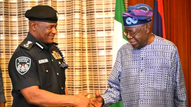 Cheta na Tunji Disu bụ onyeisi ndị uweojii na Legọs mgbe Bola Tinubu ka bụ gọvanọ