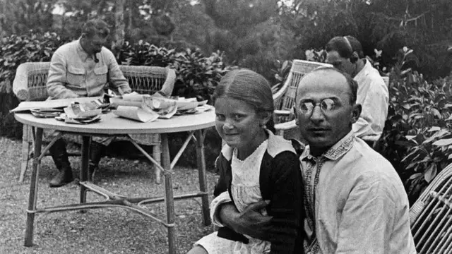 சோவியத் தலைவர் ஜோசப் ஸ்டாலினின் பாதுகாப்புத் தலைவர் பேரியாவின் மடியில் ஸ்டாலினின் மகள் ஸ்வெட்லானா அல்லிலுயவா
