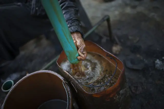 ရေနံထုတ်ယူနေတဲ့မြင်ကွင်း (ပုံဟောင်း)