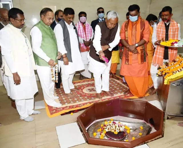 ராமர் கோவில்: 'இந்து' என நிரூபிக்கப் போராடும் எதிர்க்கட்சிகள் - இது பாஜகவின் வெற்றியா?