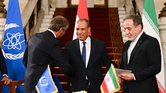 عباس عراقچی، وزیر خارجه ایران و رافائل گروسی، مدیرکل آژانس بین‌المللی انرژی اتمی پس از امضای شیوه‌نامه همکاری تازه ایران و آژانس در قاهره