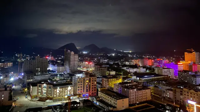 ညဘက်မှာမြင်ရတဲ့လောက်ကိုင်မြို့ 