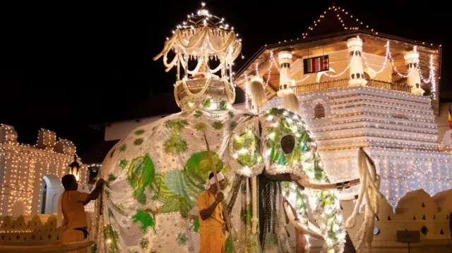 කන්ද උඩරට දළඳා පෙරහැර සෑම වර්ෂයක දී ම පාහේ අගෝස්තු මාසයේ දී විශාල සංචාරක ආකර්ෂණයක් දිනා ගන්නා සංස්කෘතික අංගයකි.