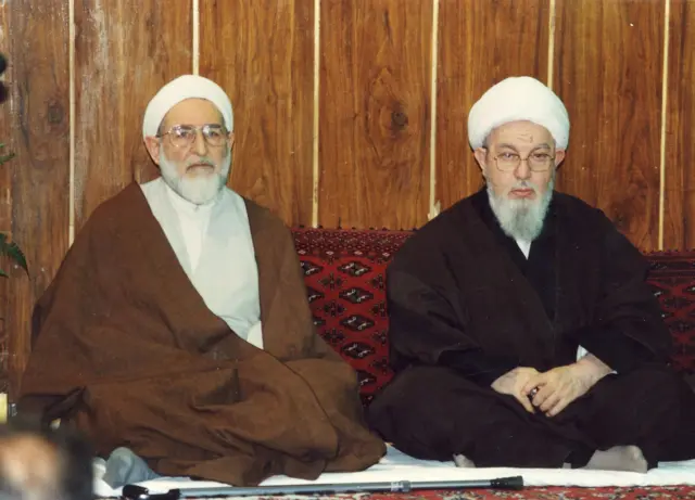 محمدی گیلانی (راست) در کنار محمد یزدی