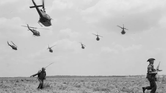هلیکوپترها و سربازان آمریکایی در حمله به ویتنام