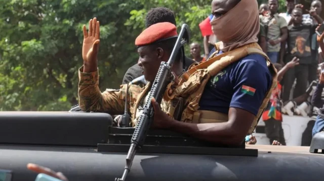 Le chef du coup d'État, Capt Traoré, que l'on voit ici saluer, affirme que les élections n'auront pas lieu tant que le territoire n'aura pas été repris aux militants.
