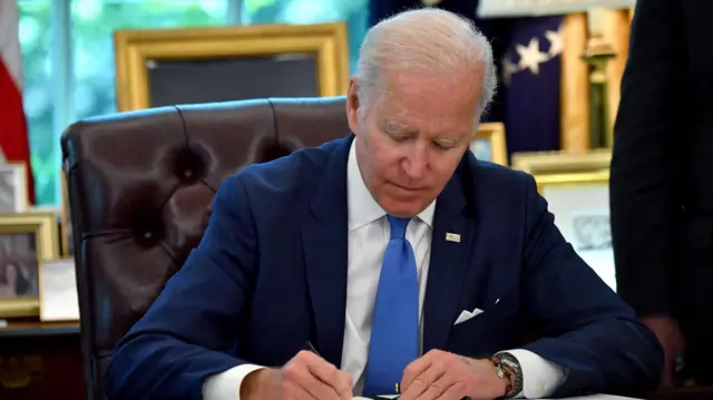 ဘားမားအက်ကို အစိတ်အပိုင်းတစ်ခု အဖြစ် ထည့်သွင်းထားတဲ့ အမျိုးသား လုံခြုံရေး အသုံးစားရိတ် ဥပဒေကို သမ္မတဘိုင်ဒင် လက်မှတ်ပြု အတည်ပြုထား