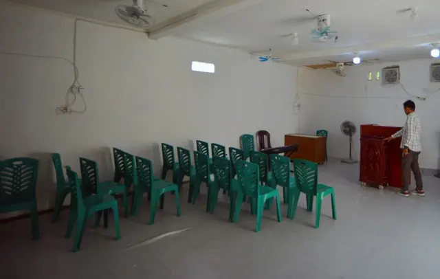 Seorang jemaat merapikan barang di rumah doa pascaricuh pembubaran kegiatan di Padang Sarai, Padang, Sumatera Barat, Senin (28/07). Sejumlah warga membubarkan kegiatan dan merusak rumah doa umat Kristen dari Gereja Kristen Setia Indonesia (GKSI) Anugerah Padang itu pada Minggu (27/07).