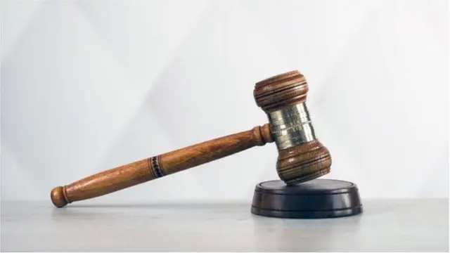 కోర్టులో సుత్తి