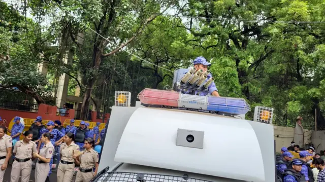 దిల్లీ జంతర్ మంతర్, కాక్రోచ్ జనతా పార్టీ, ర్యాలీ, లాఠీచార్జ్