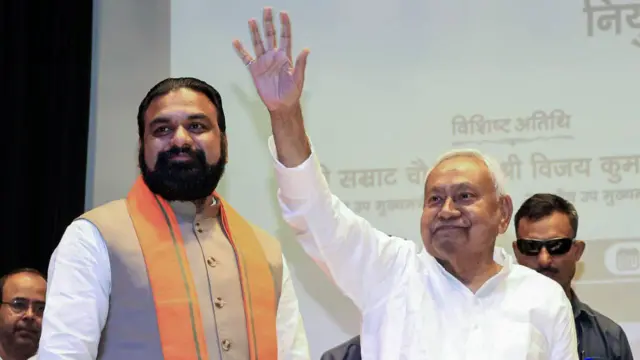 नीतीश कुमार के साथ सम्राट चौधरी