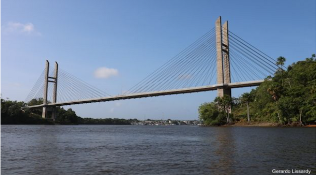 Ponte estaida sobre rio