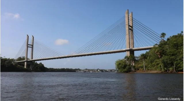 Ponte estaida sobre rio