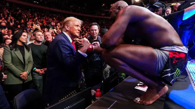 جونز همراه با دونالد ترامپ، رئیس‌جمهوری منتخب آمریکا و ایلان ماسک، ثروتمندترین مرد جهان، در مسابقات یو‌اف‌سی 