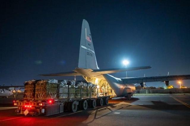 طائرة الولايات المتحدة الأمريكية التي نفذت أول عملية إسقاط جوي للمساعدات لغزة