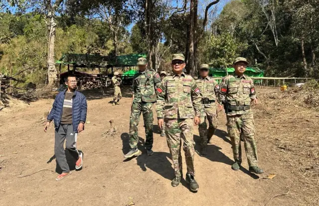 NUG ကာကွယ်ရေးဝန်ကြီး ဦးရည်မွန် (အလယ်) နဲ့အတူတွေ့ရတဲ့ ဒေါက်တာတေဇာစန်း (ဘယ်) 