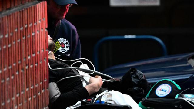 Um membro do Corpo de Bombeiros e Resgate de Portland empurra um paciente para uma ambulância para atendimento médico por uma suspeita de overdose de drogas de fentanil em Portland, Oregon, em 25 de janeiro de 2024