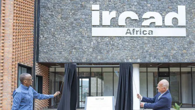 Perezida Paul Kagame n'umukuru wa IRCAD Jacques Marescaux batangiza ishami ryayo muri Afurika riri i Kigali, ku wa gatandatu, ku itariki ya 7 Ukwakira (10) mu 2023