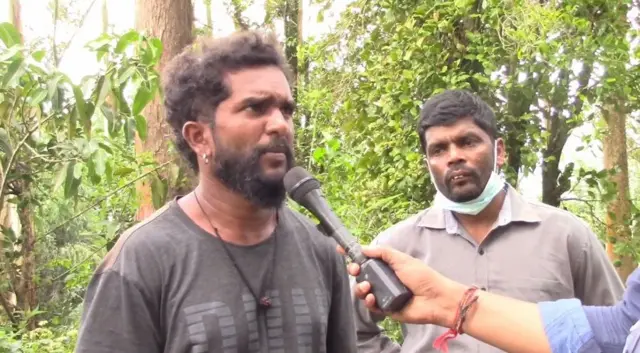 இலங்கை மண்சரிவு: சடலங்களை உறவினர்களே தேடி எடுக்கும் அவலம்