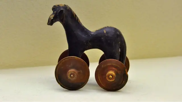 Ce cheval miniature sur roues, découvert dans une tombe vieille de 2 100 ans, était-il un jouet, une offrande funéraire aux dieux, ou les deux ?