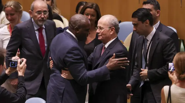 ጸሓፊ ጉዳያት ወጻኢ ብሪጣንያ ደቪድ ላሚ (ማእከል ጸጋም) ብ29 ሓምለ 2025 ኣብ ዋና ቤት ጽሕፈት ሕቡራት ሃገራት ንቀዳማይ ምኒስተር ፍልስጤም መሓመድ ሙስጣፋ ይሓቝፎ