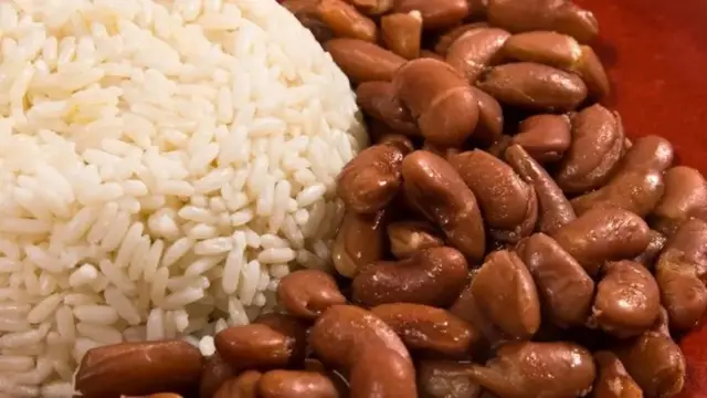 Uma porção de arroz e feijão 